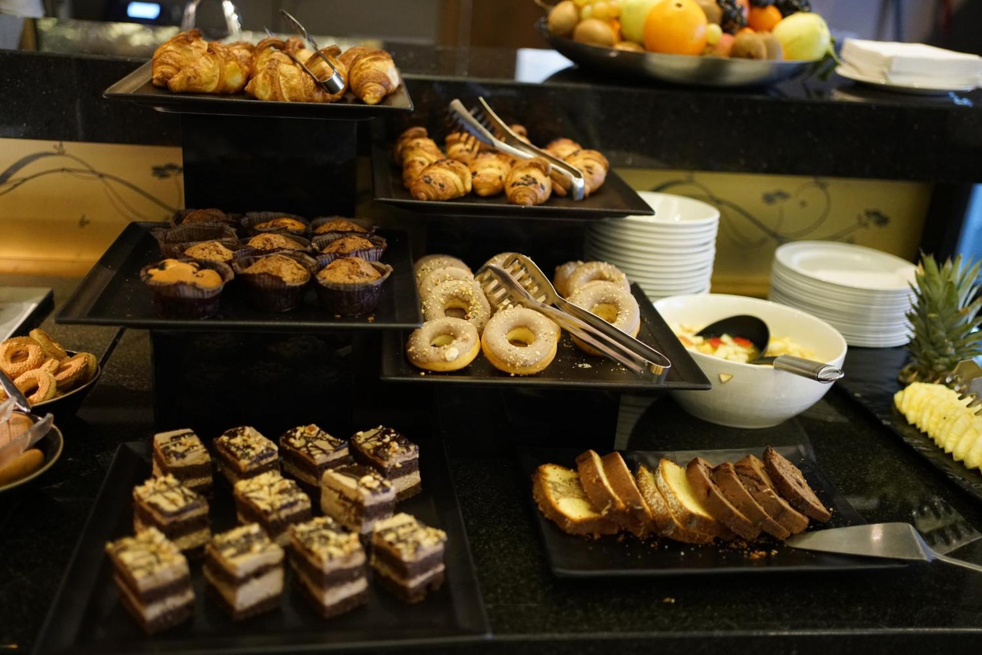Hotel Mepas Mostar Exterior foto A selection of pastries and fruit