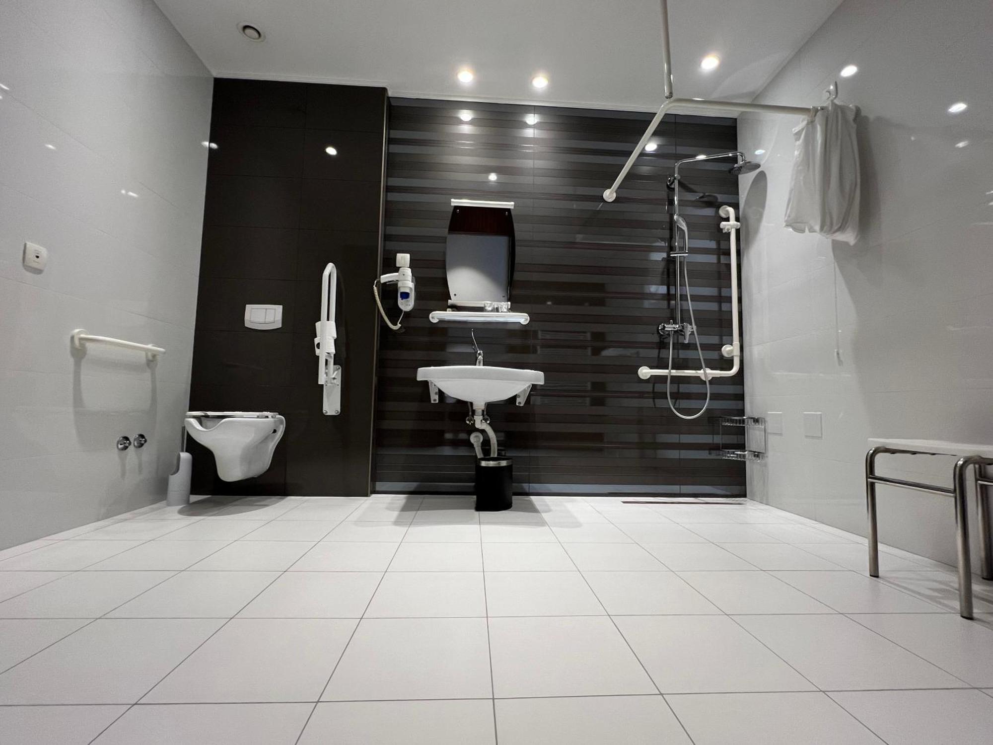 Hotel Mepas Mostar Exterior foto A wet room