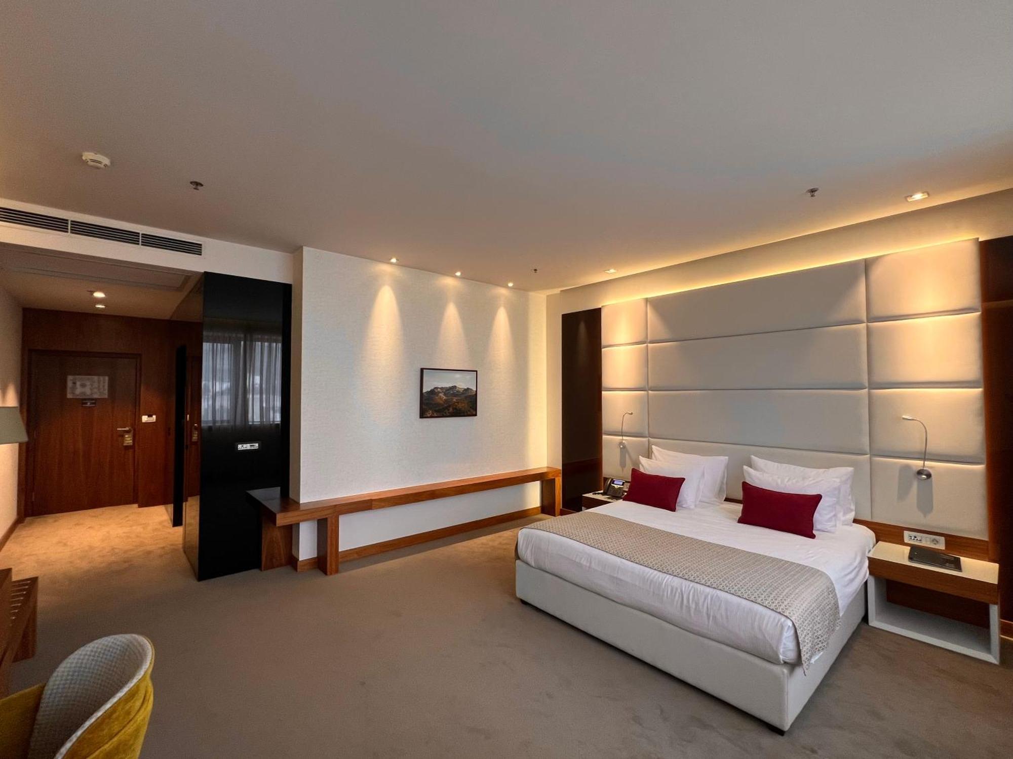 Hotel Mepas Mostar Exterior foto A room at the hotel