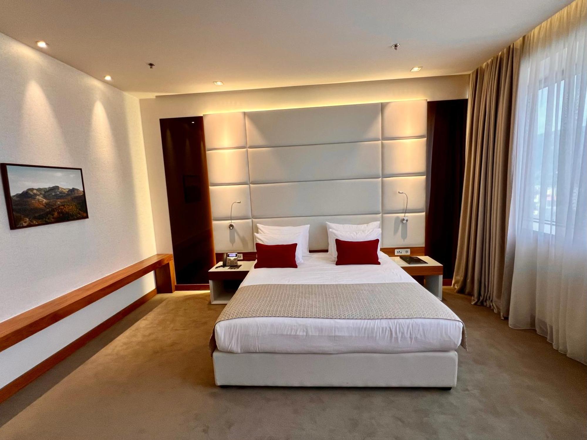 Hotel Mepas Mostar Exterior foto A bedroom at the hotel