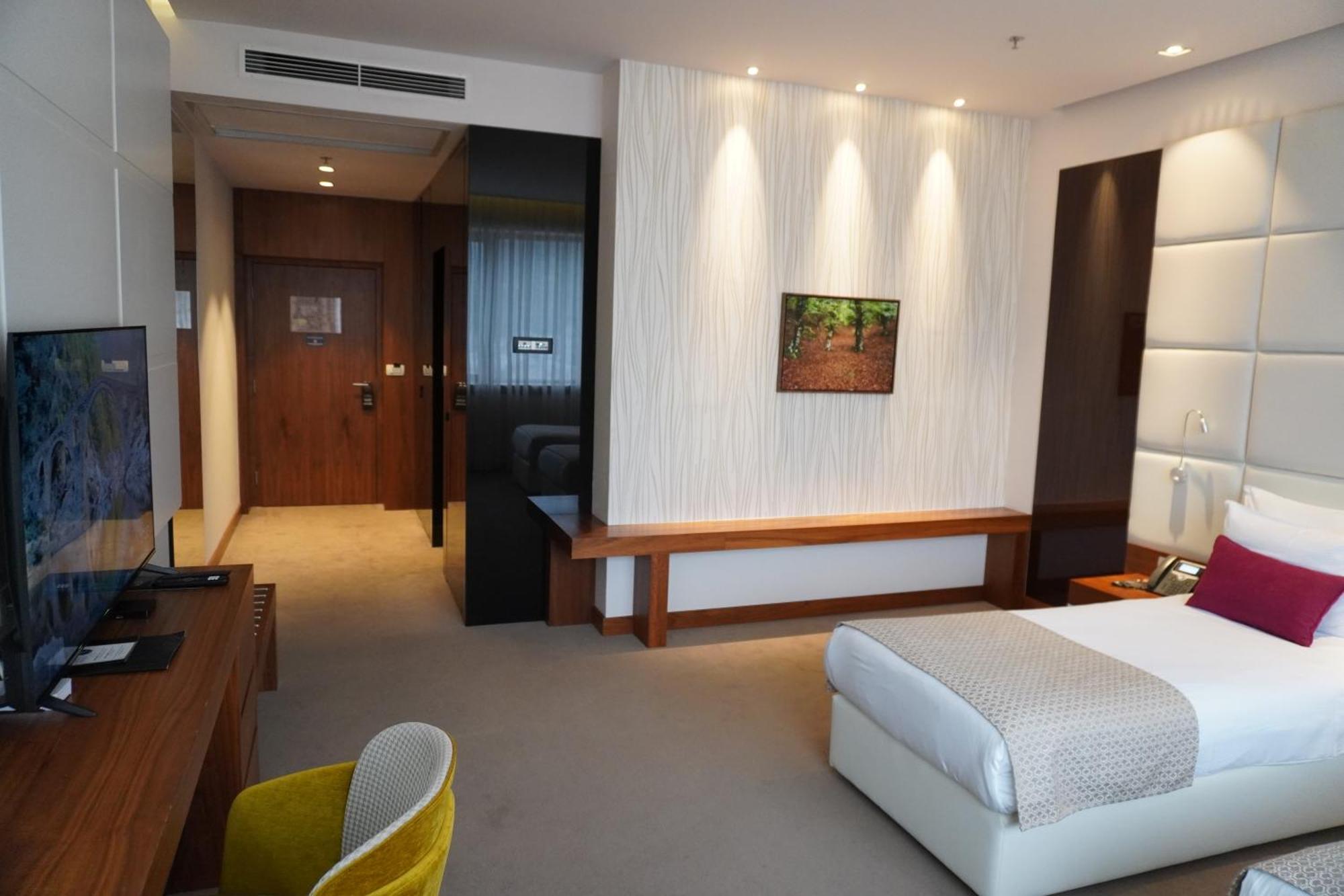 Hotel Mepas Mostar Exterior foto A room at the hotel
